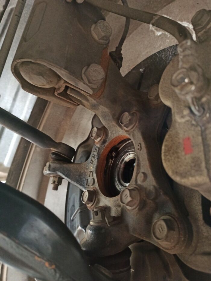 Lexus RX450H 16-20 3.5 Hybrid Petrol Front Suspension Leg With Hub O/S - Image 3